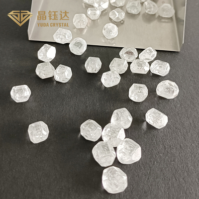 Diamanti grezzi trasparenti e chiari coltivati in laboratorio